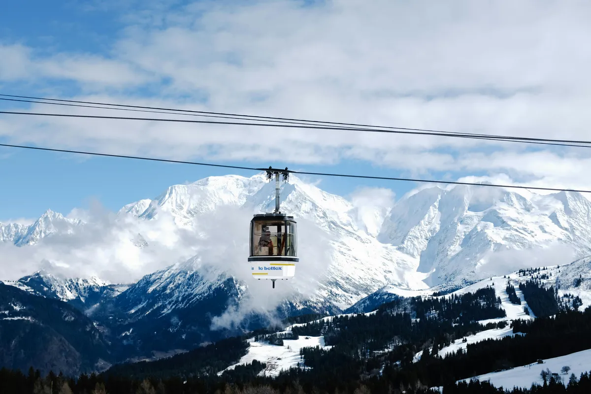 Ambiance bois alpin de luxe pour studio podcast prestige à Megève, Haute-Savoie