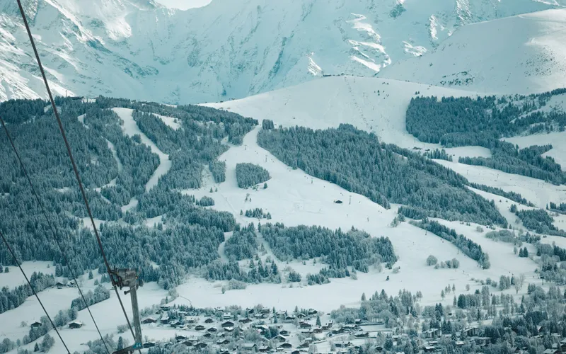 Studio podcast Megève — enregistrement vidéo 4K dans les Alpes, station de prestige