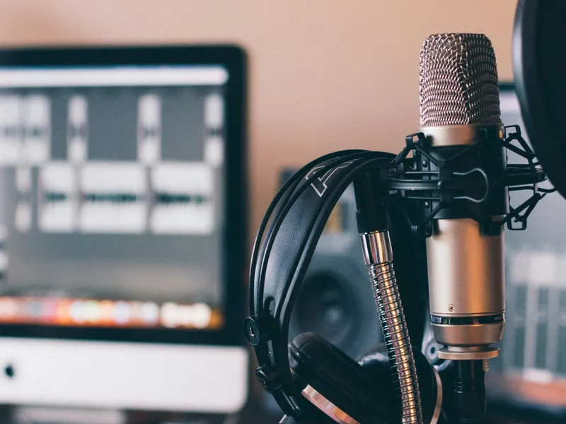 Microphone Shure SM7B dans notre studio d'enregistrement podcast professionnel à Chamonix